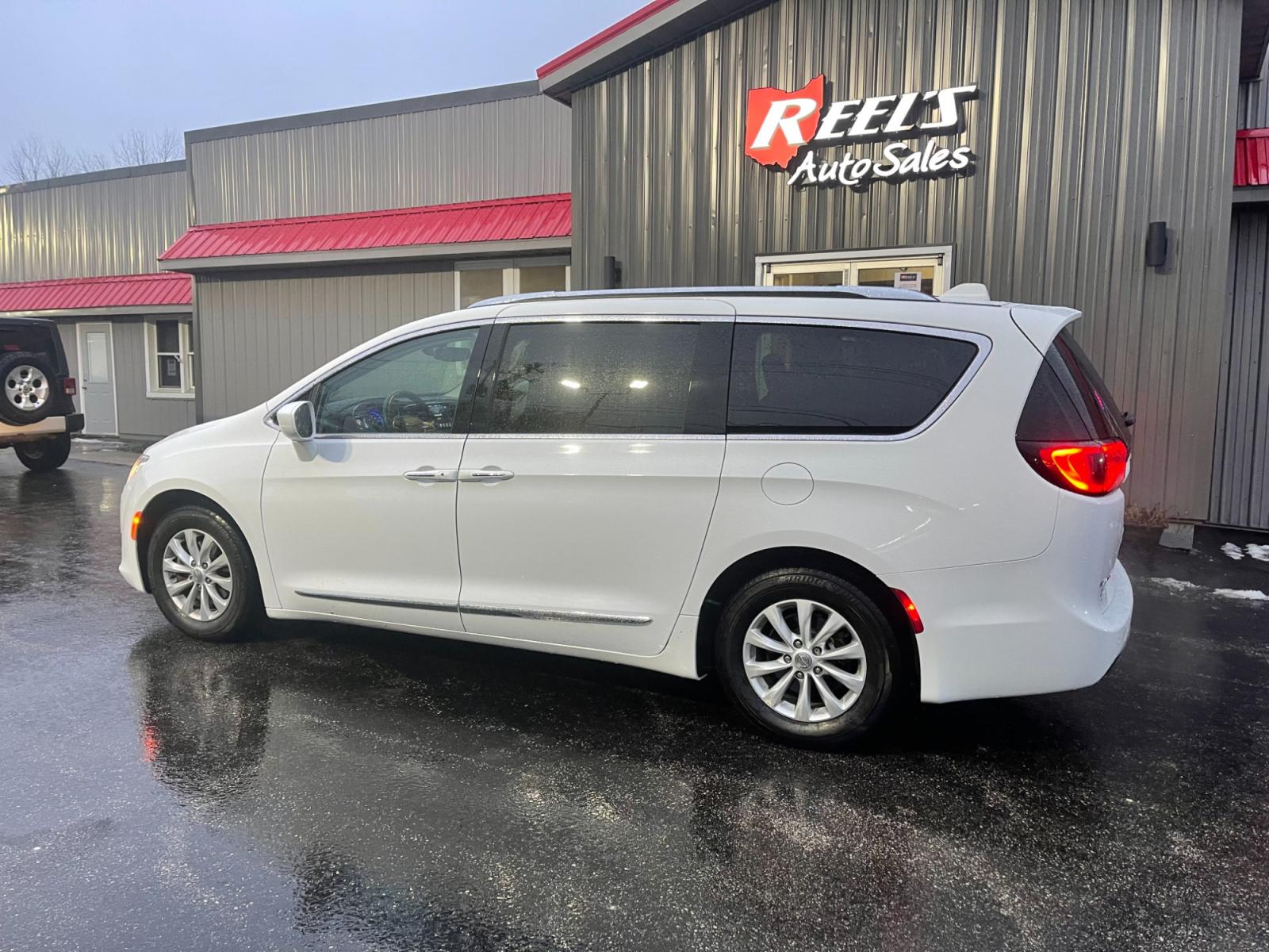 2018 White /Black Chrysler Pacifica Touring-L Plus (2C4RC1EG0JR) with an 3.6L V6 DOHC 24V engine, 9A transmission, located at 11115 Chardon Rd. , Chardon, OH, 44024, (440) 214-9705, 41.580246, -81.241943 - This 2018 Chrysler Pacifica Touring L Plus is a well-equipped minivan, boasting a single-owner history and a clean accident record. It features a capable 3.6L Pentastar V6 engine complemented by a 9-speed automatic transmission with start-stop technology to enhance fuel efficiency. The interior is a - Photo #10